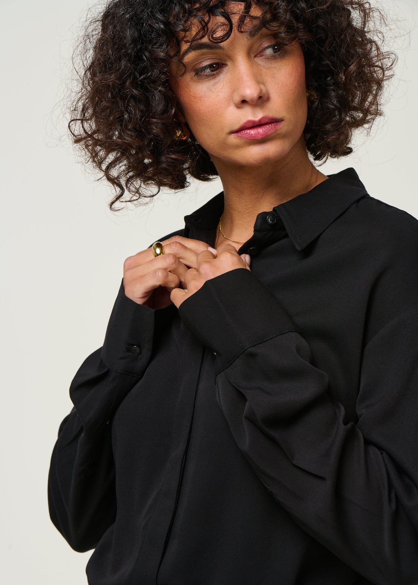Blouse en viscose ecovero | noir "larisaana longsleeve - black"