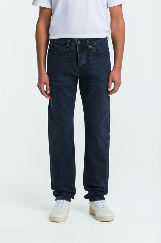 Jean fuselé en coton bio | bleu noir "addo - xavier blue black worn"
