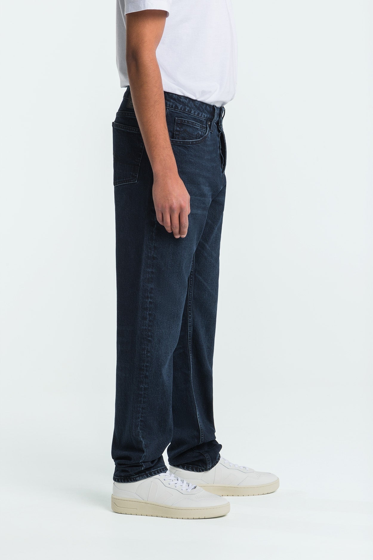 Jean fuselé en coton bio | bleu noir "addo - xavier blue black worn"