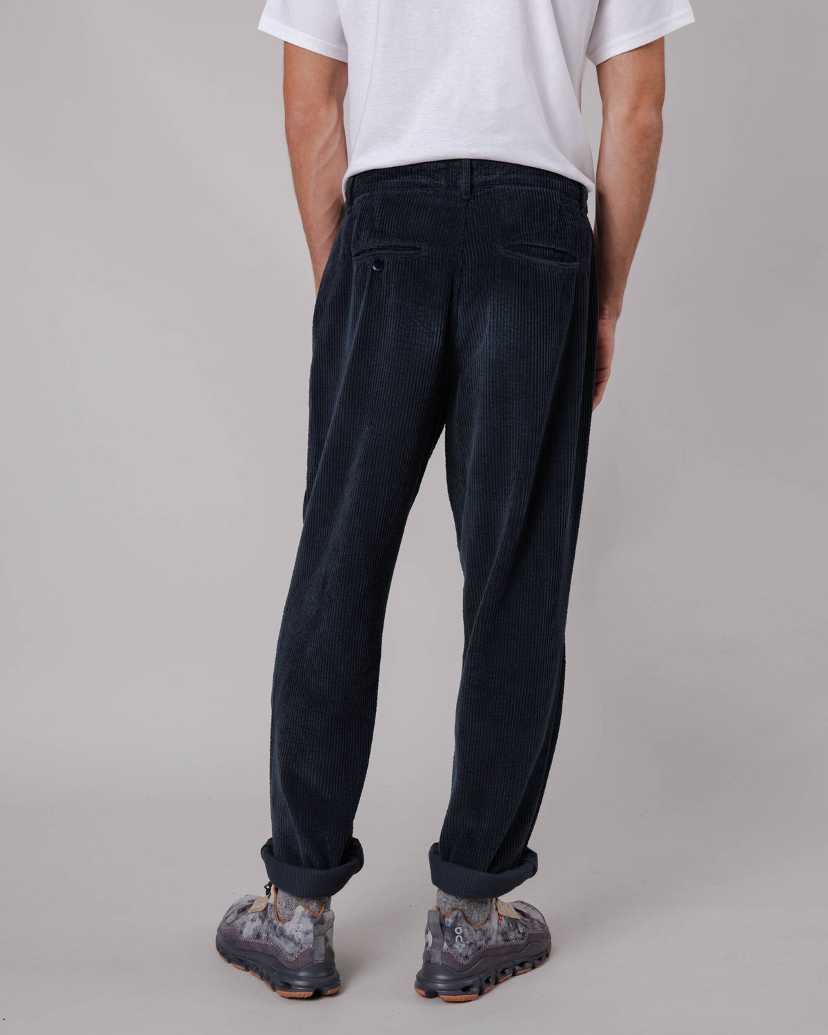 Pantalon ample en velours côtelé de coton bio | marine "corduroy pleated chino navy"