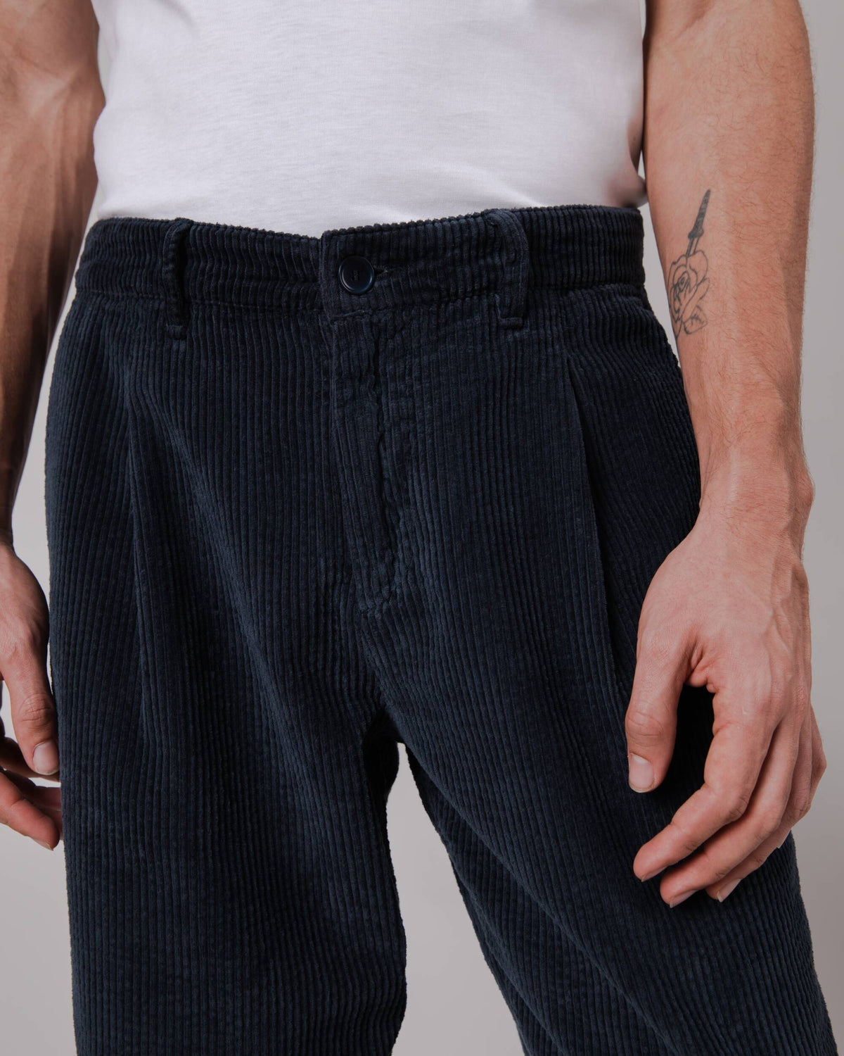 Pantalon ample en velours côtelé de coton bio | marine "corduroy pleated chino navy"