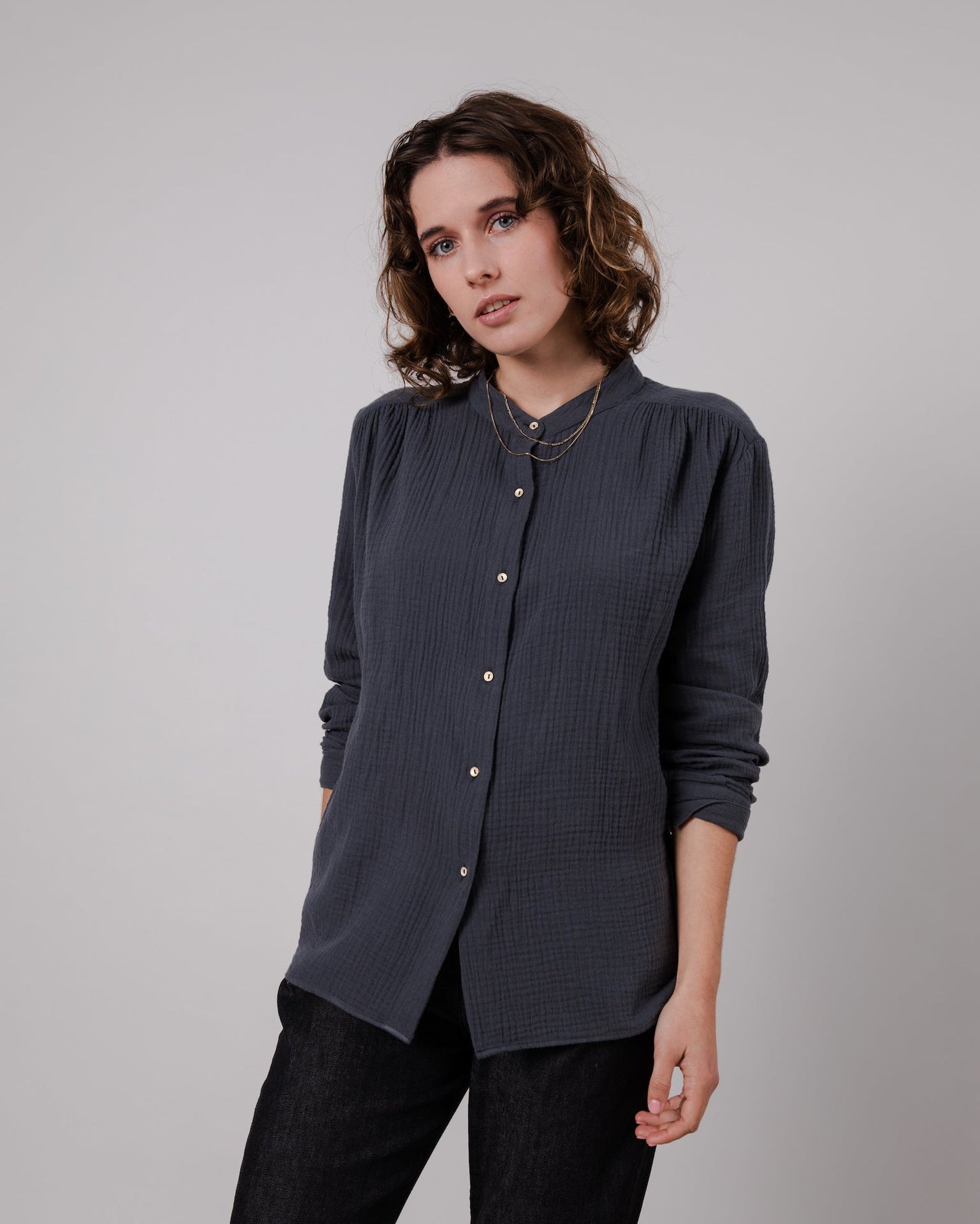 Chemise texturée en coton bio | anthracite "bubble mao regular blouse graphite"