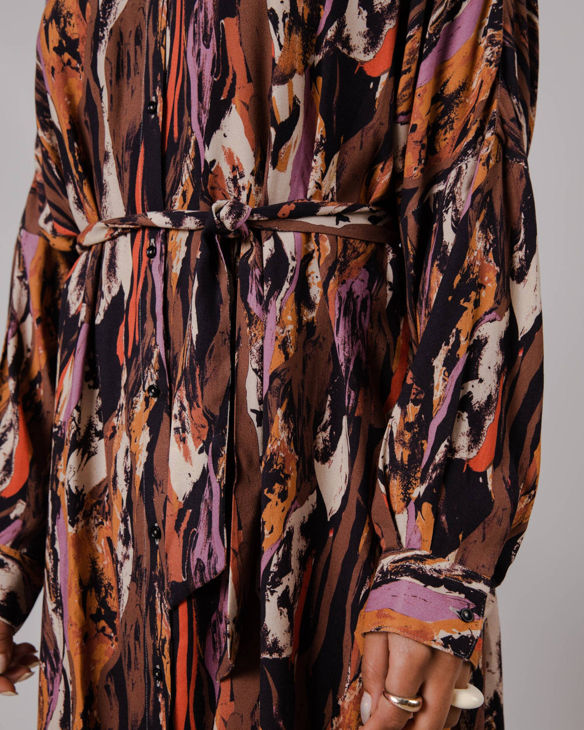 Robe manches longues à motif en ecovero | mulicolore "etna oversize mao dress brown"