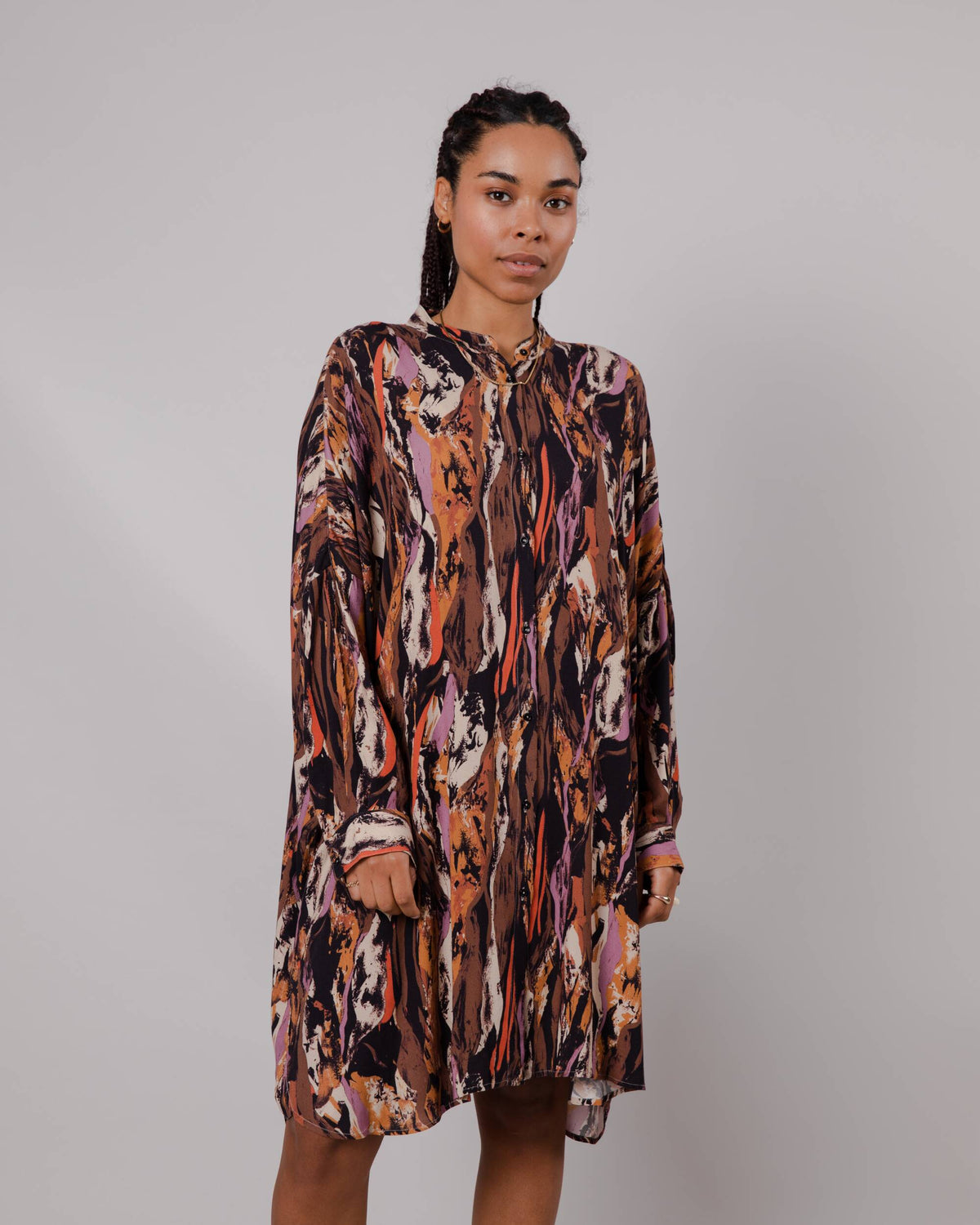 Robe manches longues à motif en ecovero | mulicolore "etna oversize mao dress brown"