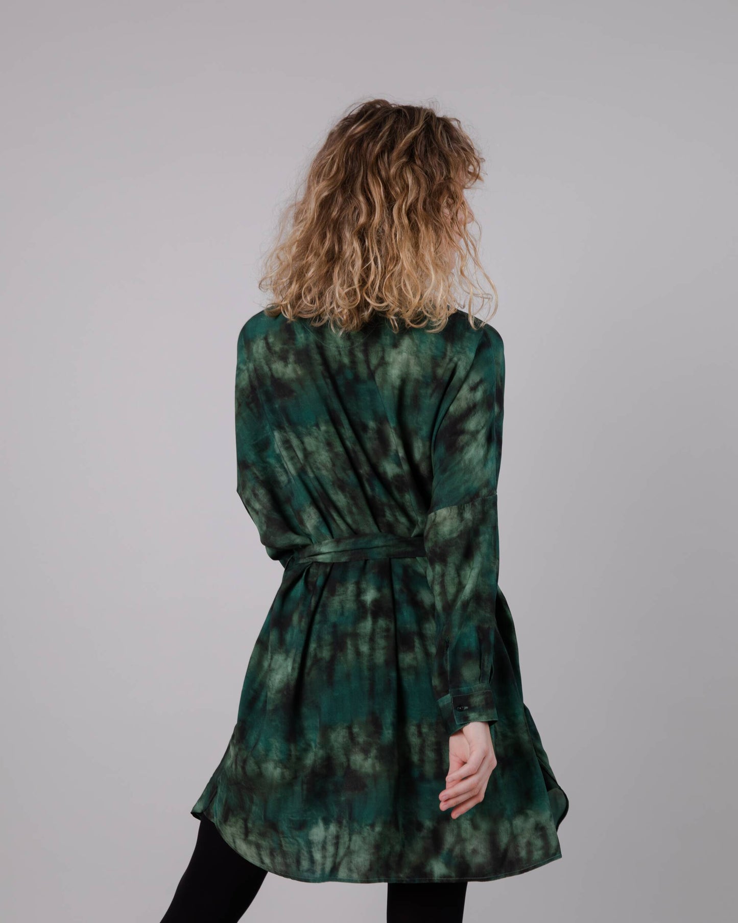 Robe col mao en ecovero | Verte à motifs "moss oversize mao dress green"