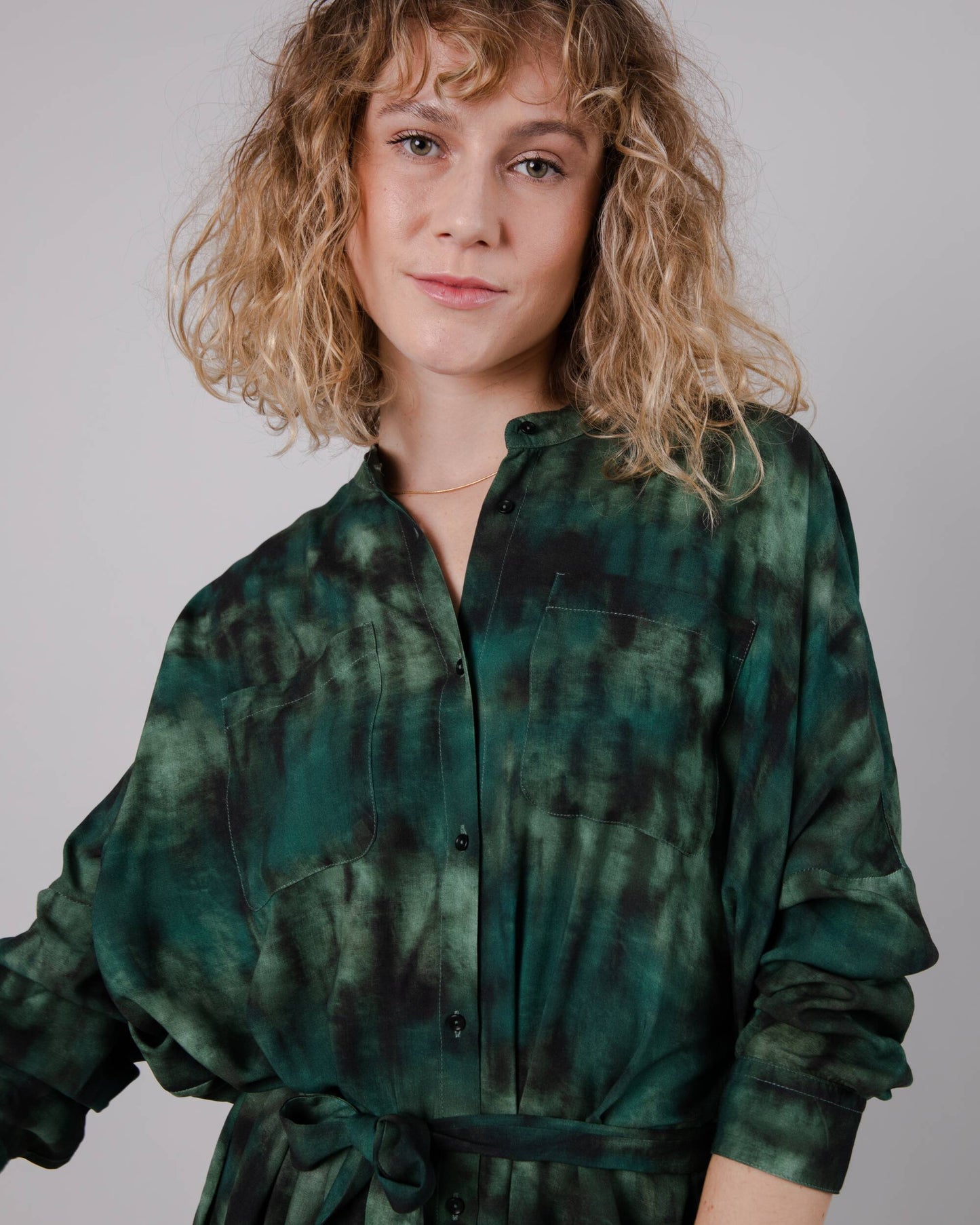 Robe col mao en ecovero | Verte à motifs "moss oversize mao dress green"