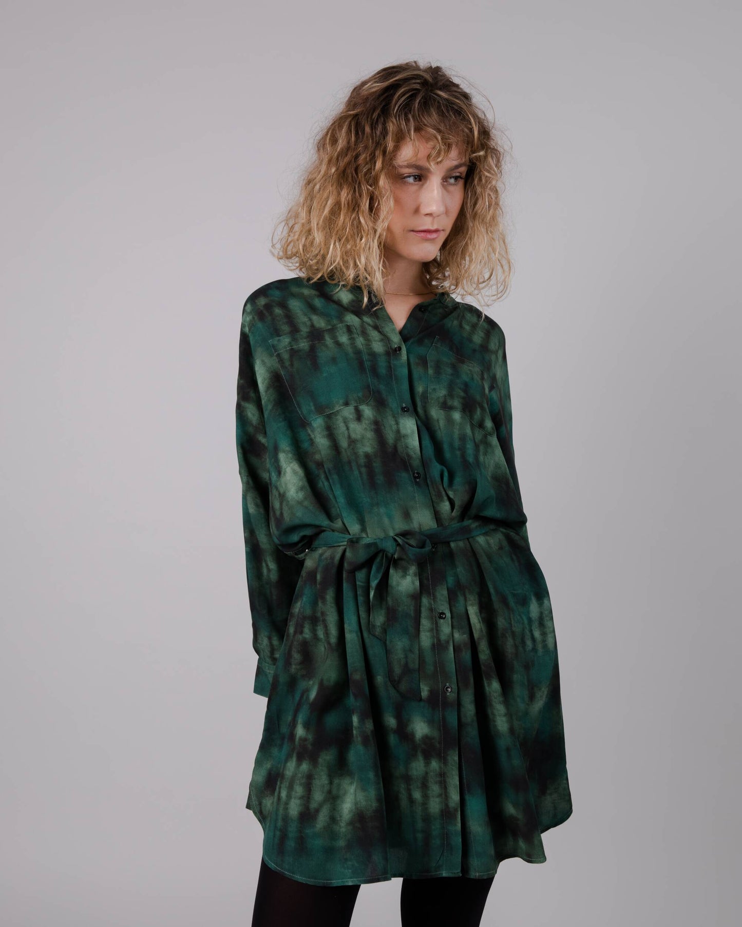 Robe col mao en ecovero | Verte à motifs "moss oversize mao dress green"