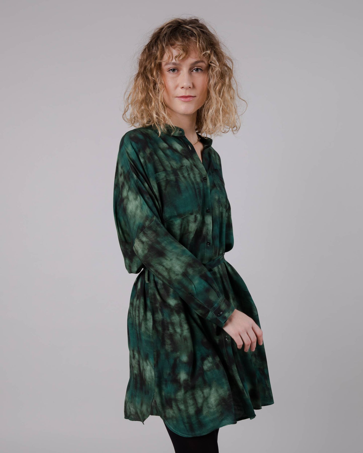 Robe col mao en ecovero | Verte à motifs "moss oversize mao dress green"