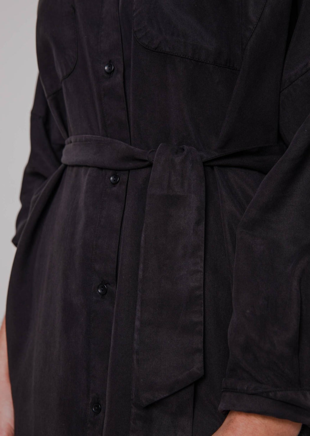 Robe chemise en tencel | noir "oversize Mao Dress Black"