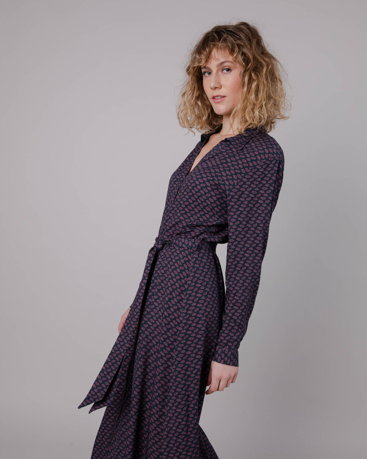 Robe longue à motifs en ecovero | multicolore "lips vneck long sleeve dress prune"