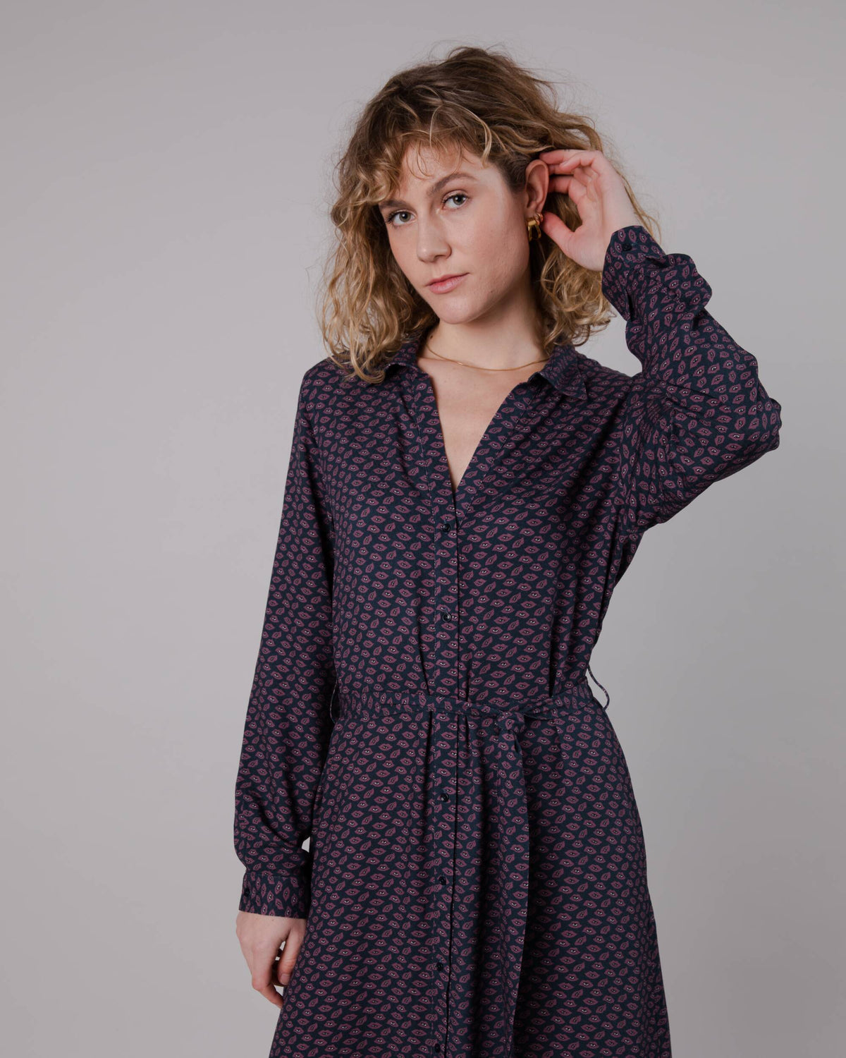 Robe longue à motifs en ecovero | multicolore "lips vneck long sleeve dress prune"
