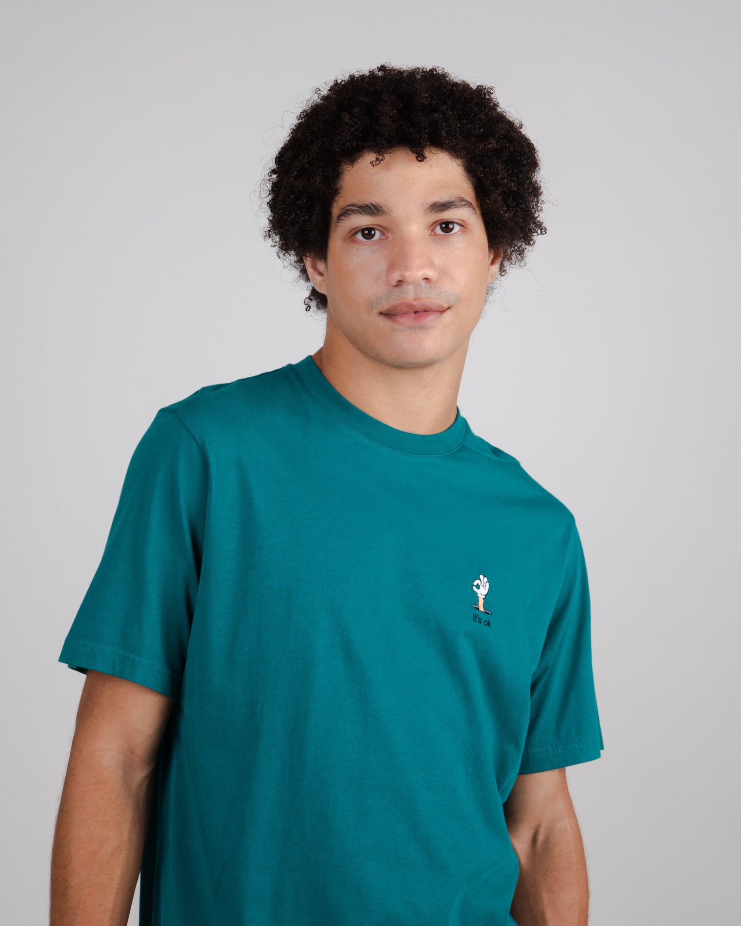 T-shirt brodé en coton bio | vert "yeye it's ok regular t-shirt deep jungle green"