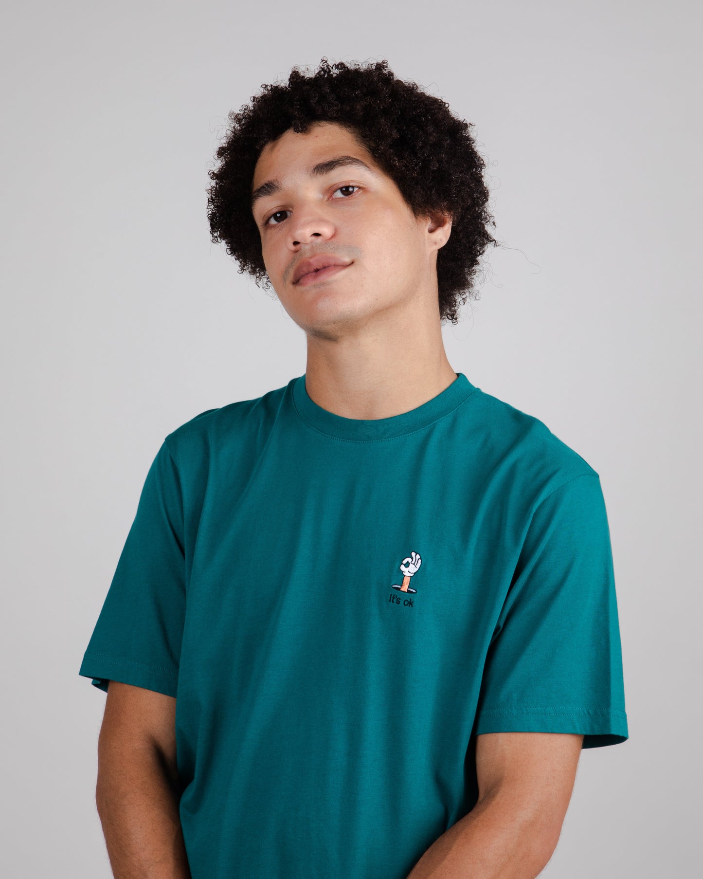 T-shirt brodé en coton bio | vert "yeye it's ok regular t-shirt deep jungle green"