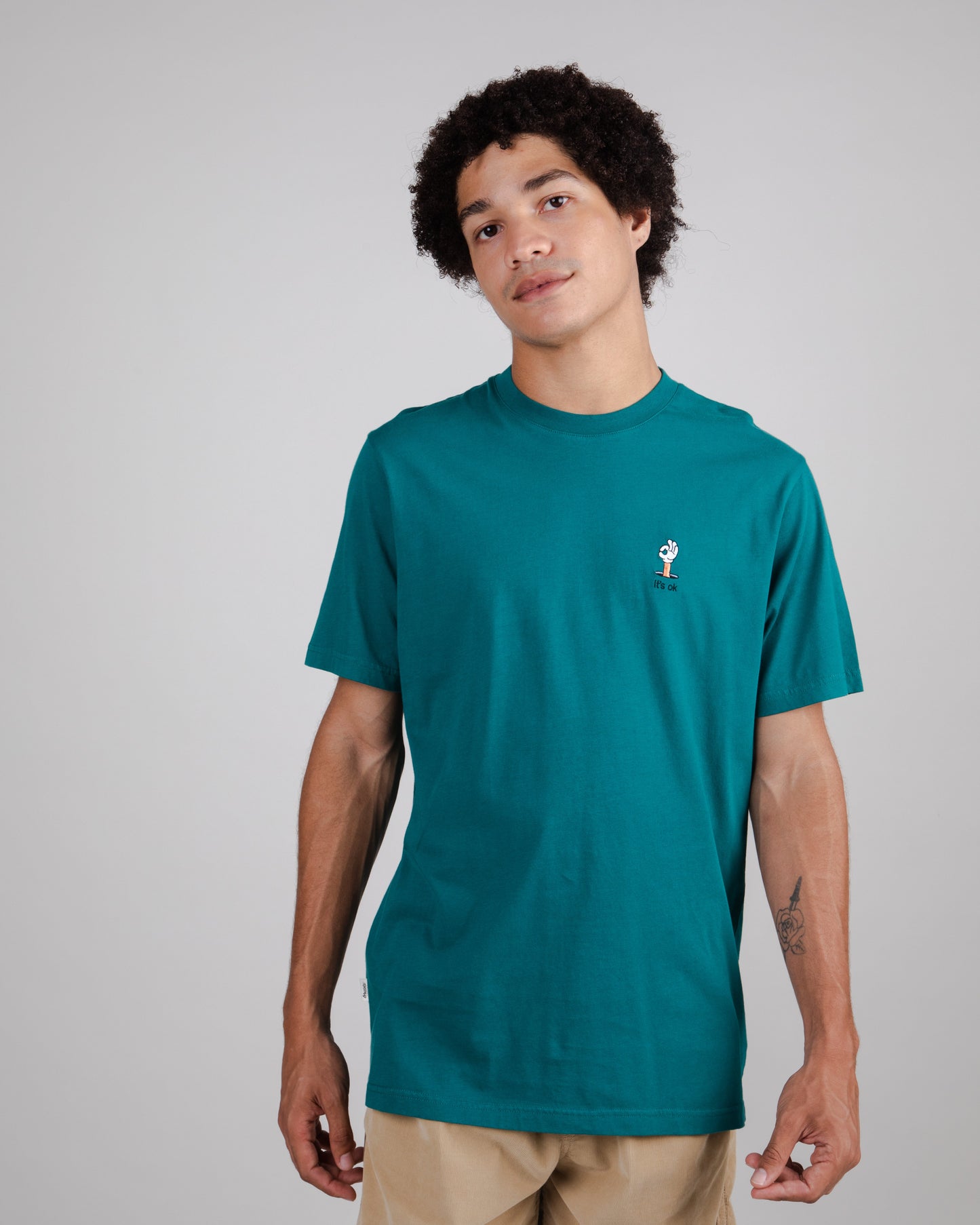 T-shirt brodé en coton bio | vert "yeye it's ok regular t-shirt deep jungle green"