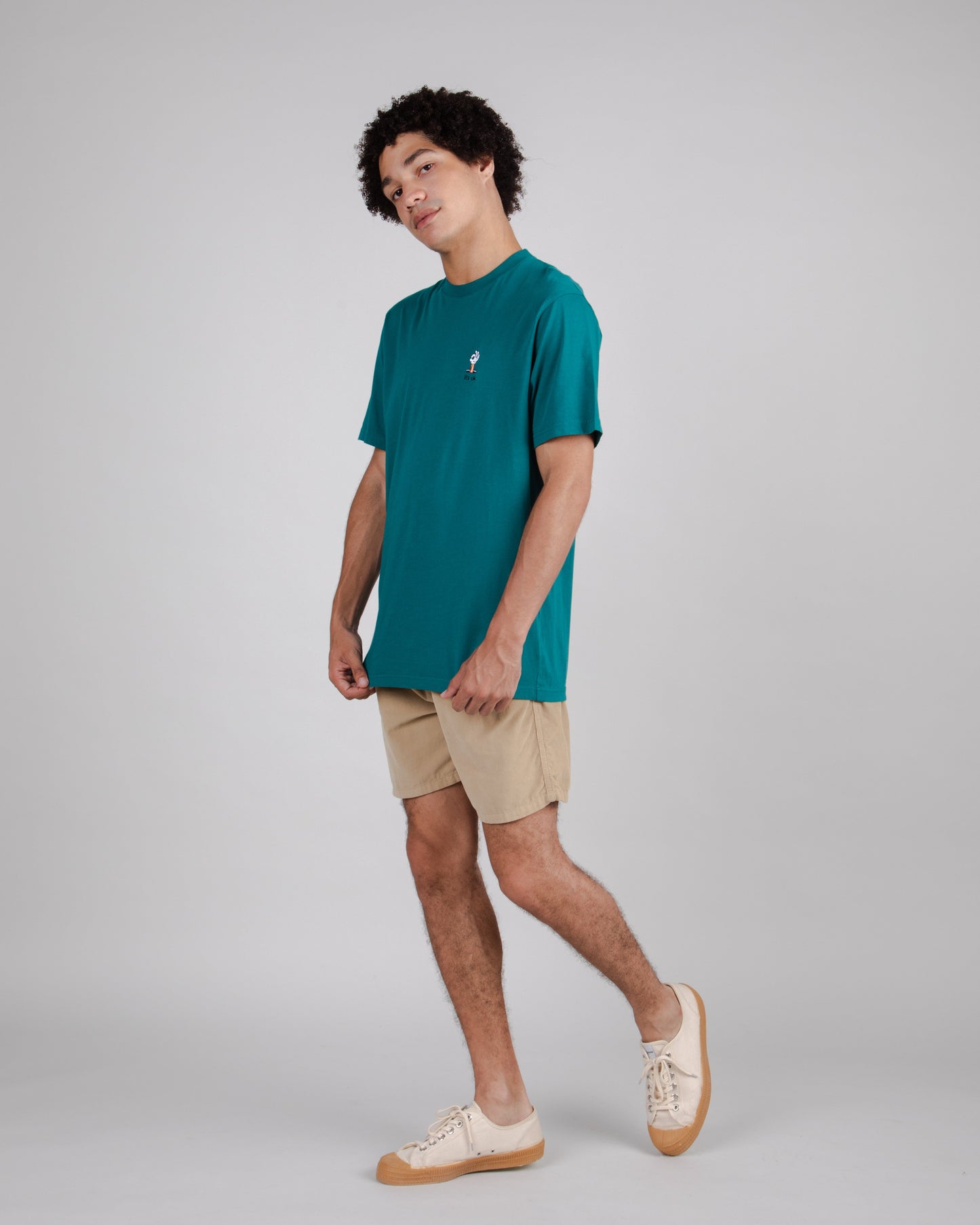 T-shirt brodé en coton bio | vert "yeye it's ok regular t-shirt deep jungle green"