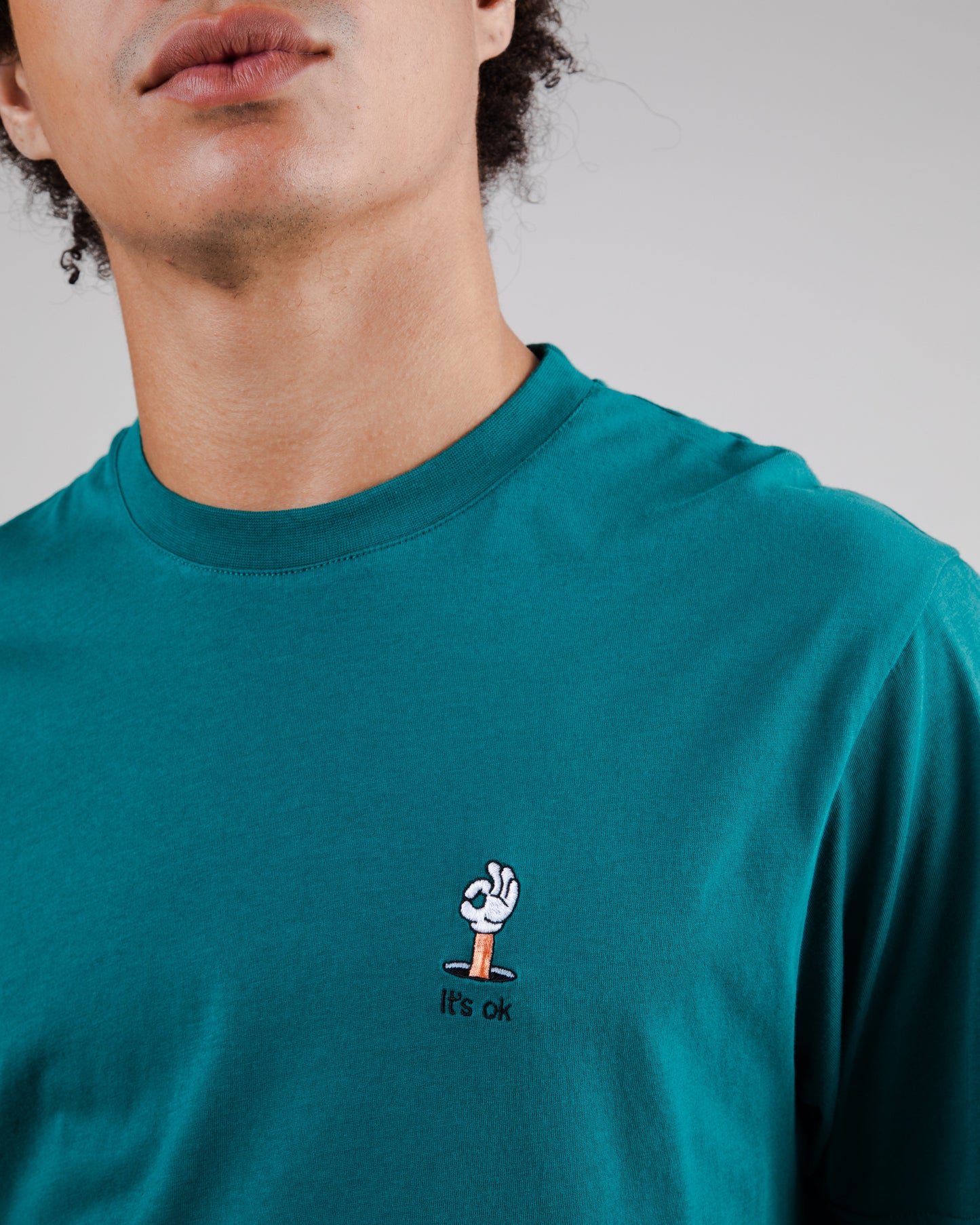 T-shirt brodé en coton bio | vert "yeye it's ok regular t-shirt deep jungle green"