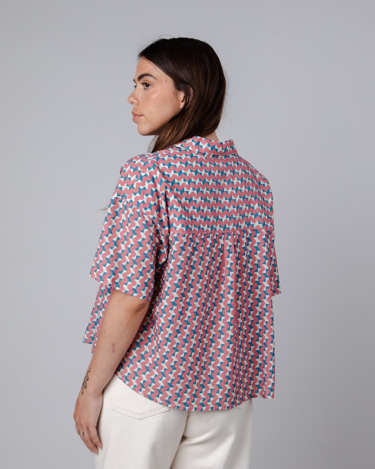 Chemisette à motifs en coton bio | multicolore "tiles oversize cropped blouse rose pink"