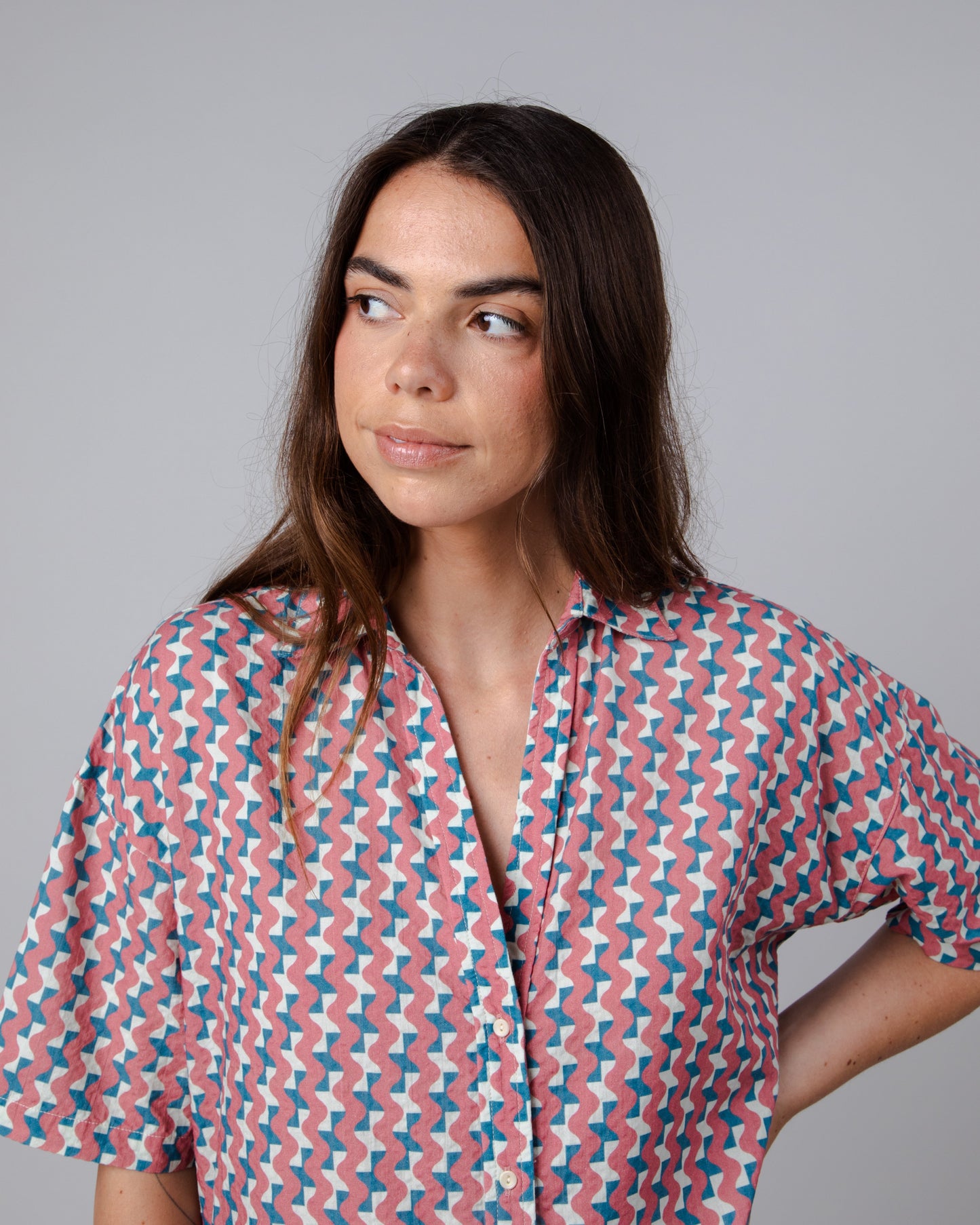 Chemisette à motifs en coton bio | multicolore "tiles oversize cropped blouse rose pink"