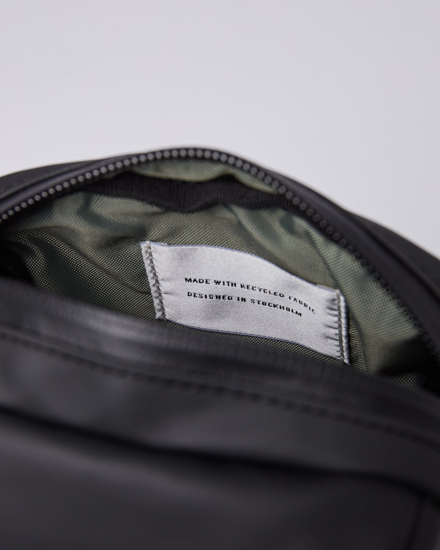 Sac à bandoulière 1L en matières recyclées | Noir "poe black"