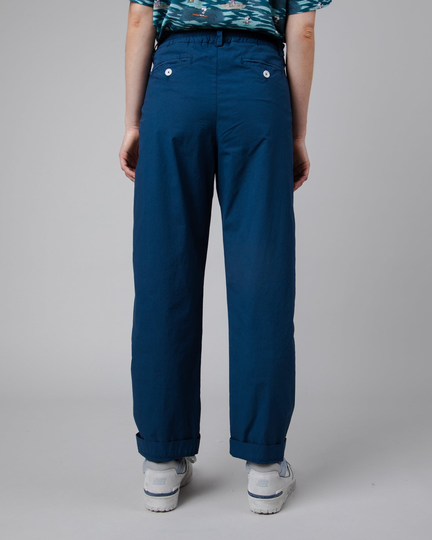 Chino à pinces en coton bio | bleu "elastic pleated chino navy blue"