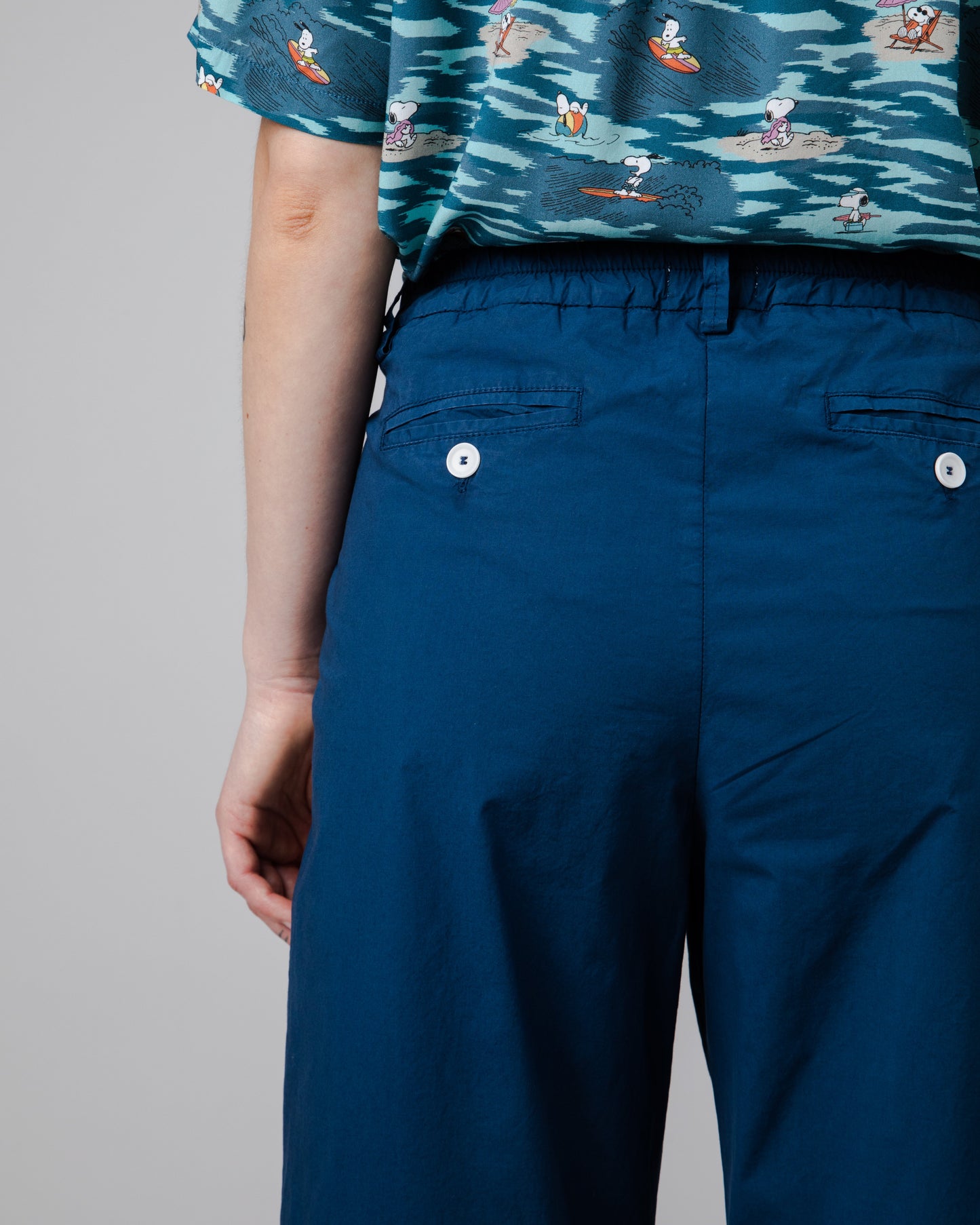 Chino à pinces en coton bio | bleu "elastic pleated chino navy blue"