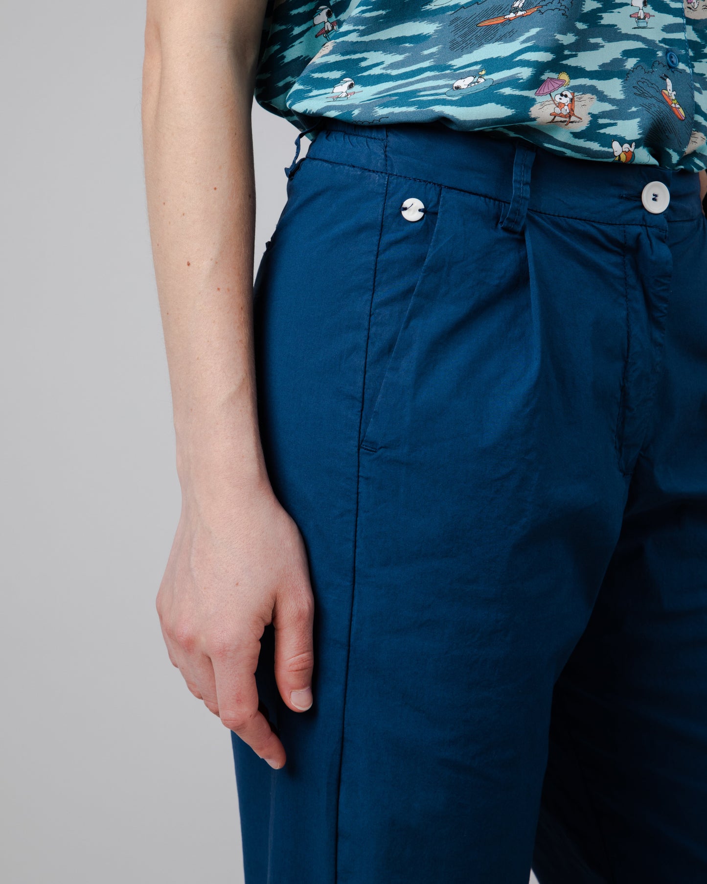 Chino à pinces en coton bio | bleu "elastic pleated chino navy blue"