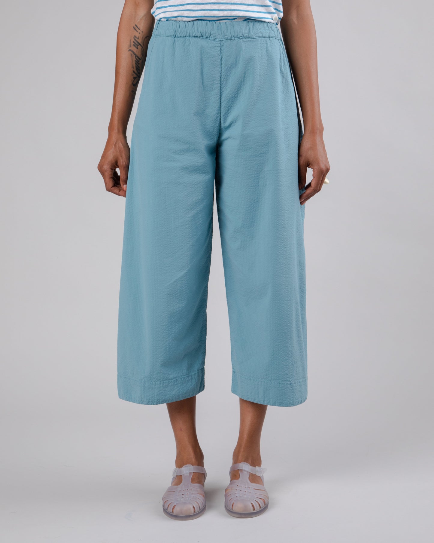 Pantalon 7/8 en coton bio | bleu "seersucker oversize picnic ocean blue"