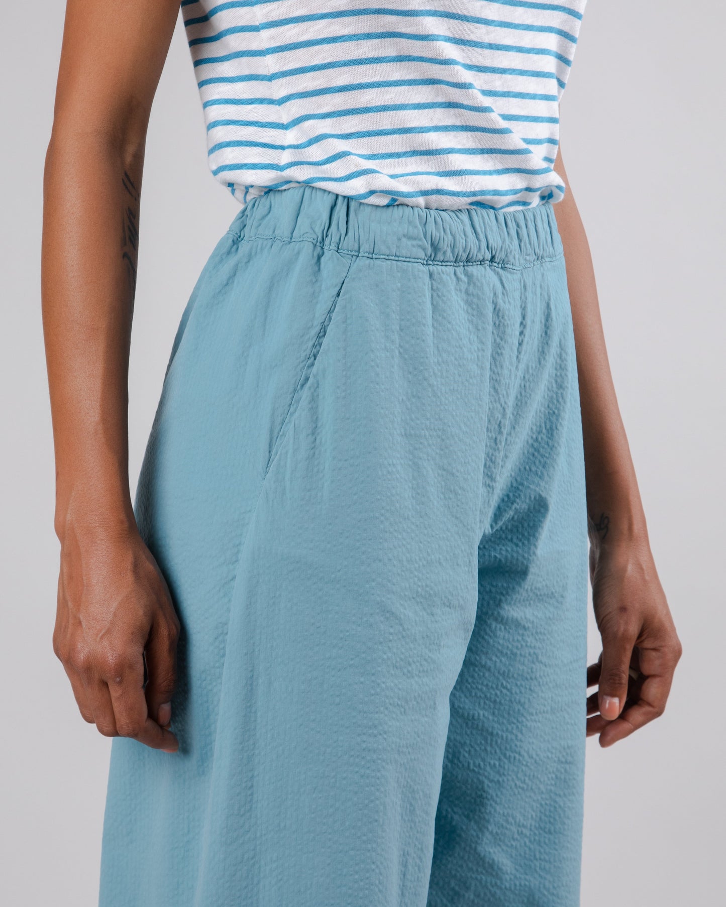 Pantalon 7/8 en coton bio | bleu "seersucker oversize picnic ocean blue"