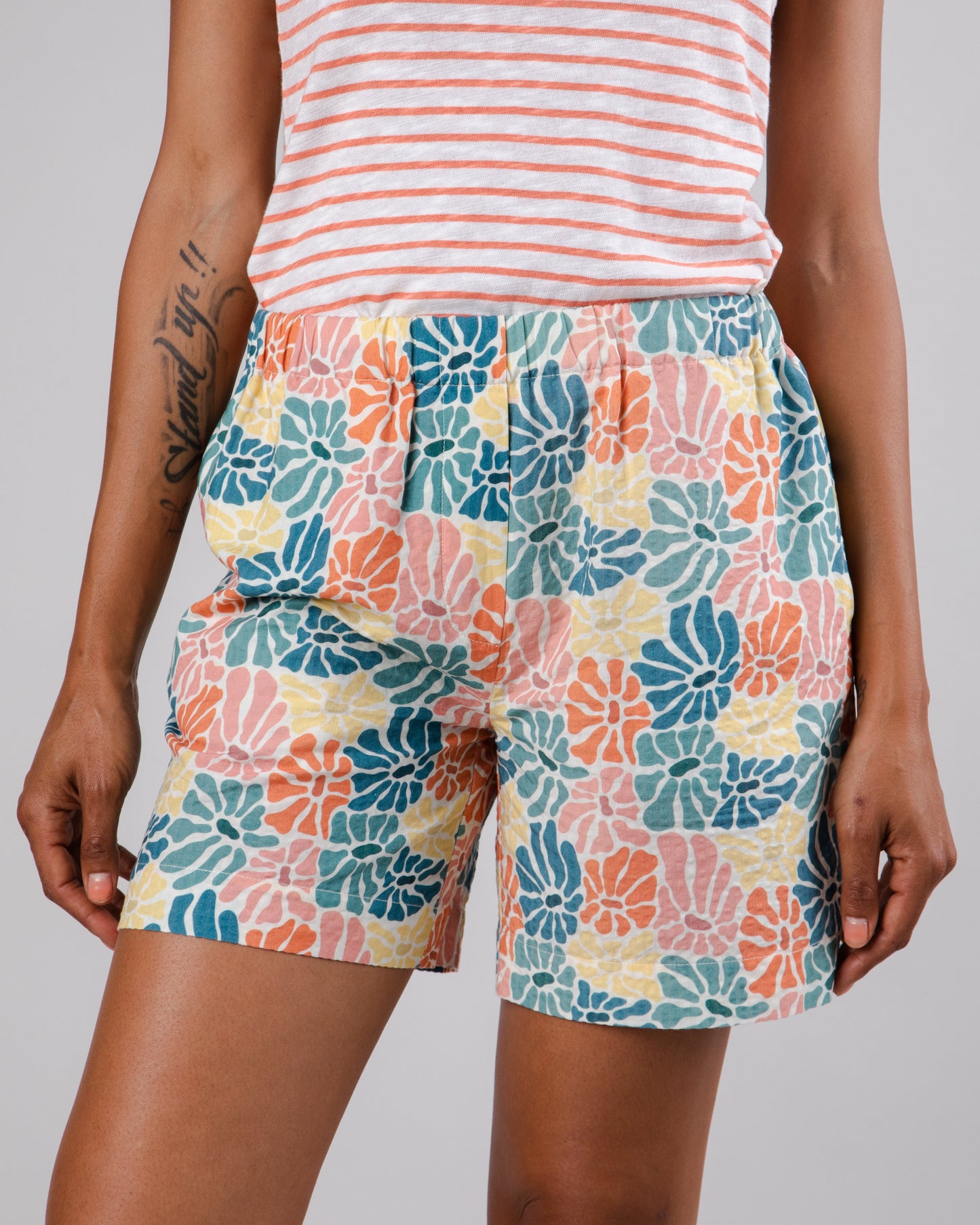 Short en coton bio et ecovero | multicolore "spring roxy shorts offwhite"