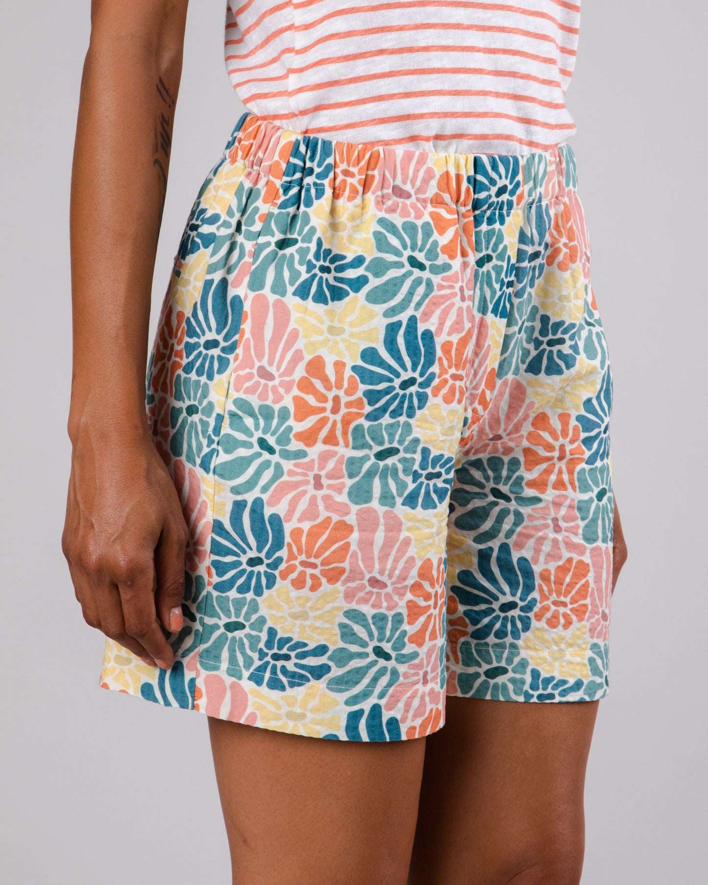 Short en coton bio et ecovero | multicolore "spring roxy shorts offwhite"