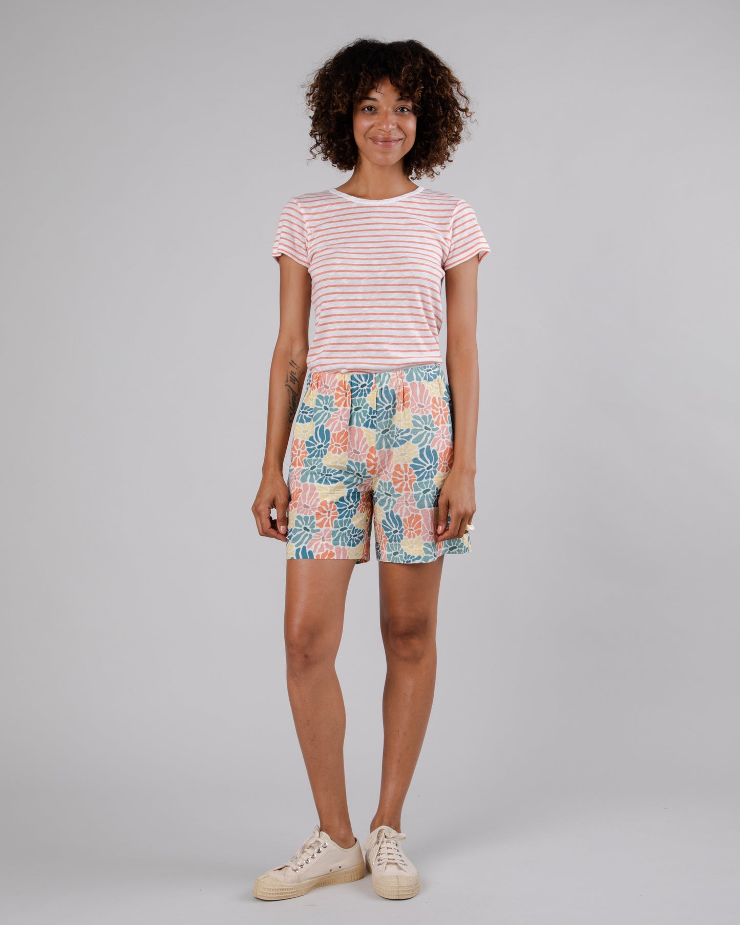 Short en coton bio et ecovero | multicolore "spring roxy shorts offwhite"