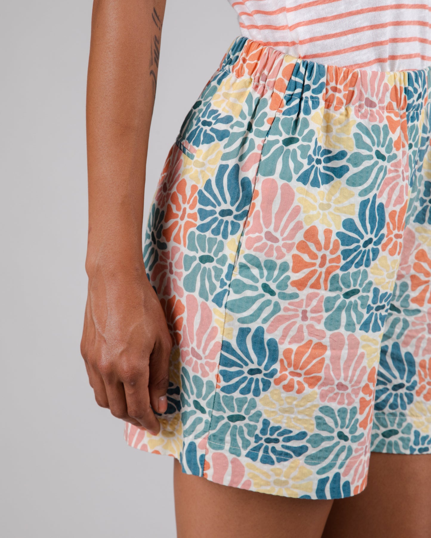 Short en coton bio et ecovero | multicolore "spring roxy shorts offwhite"