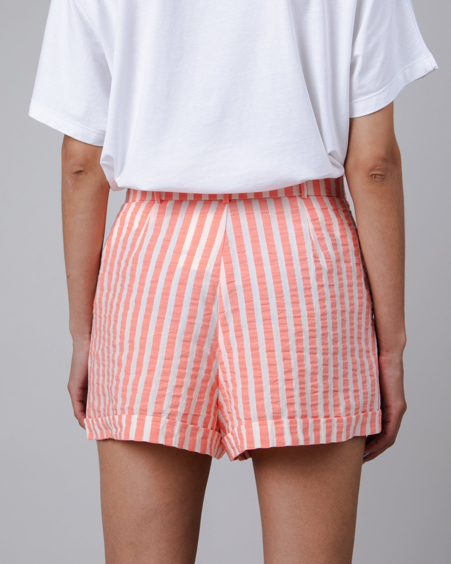 Short en coton bio et recyclé | rayé rose "stripes belted shorts vermillion red"