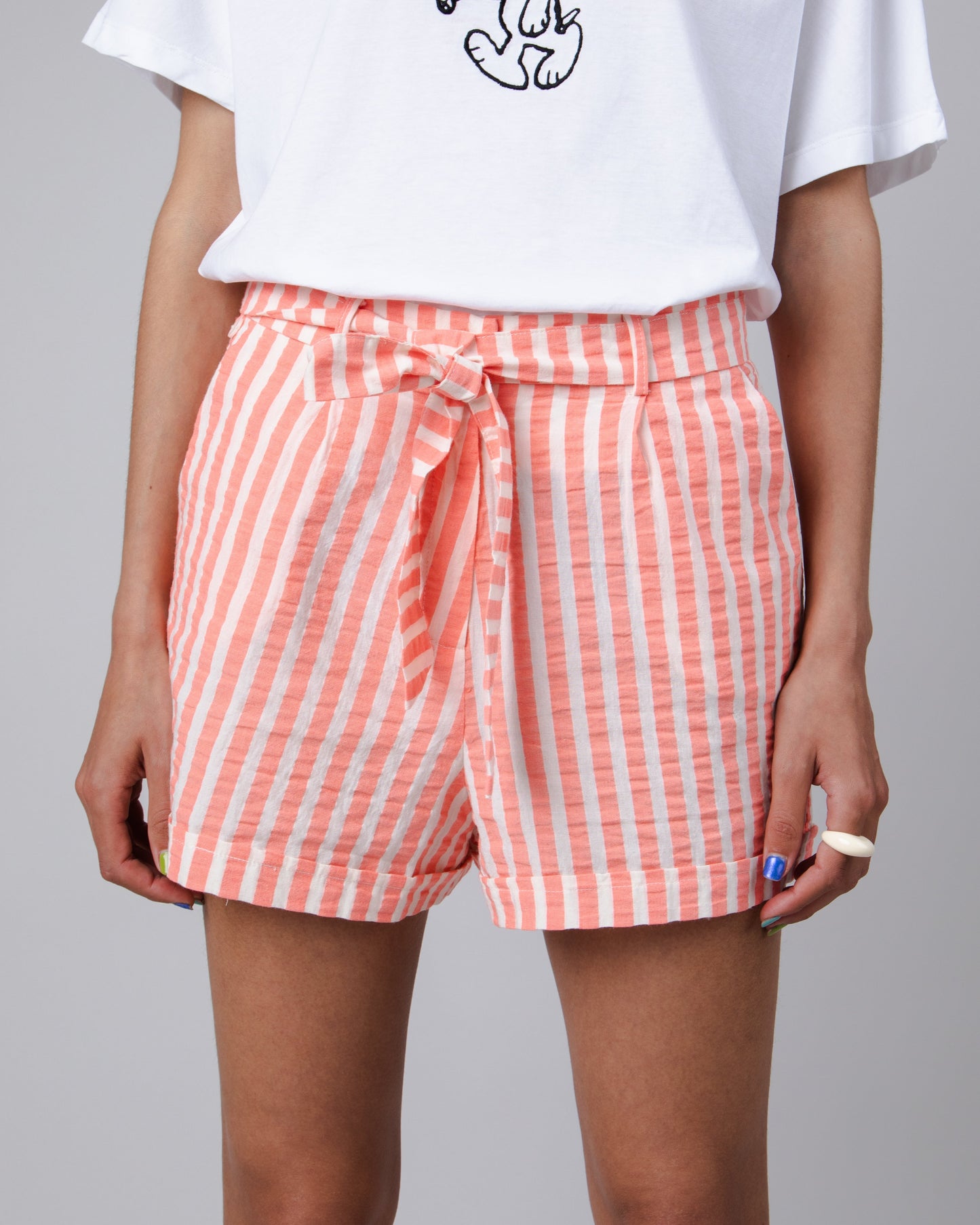Short en coton bio et recyclé | rayé rose "stripes belted shorts vermillion red"
