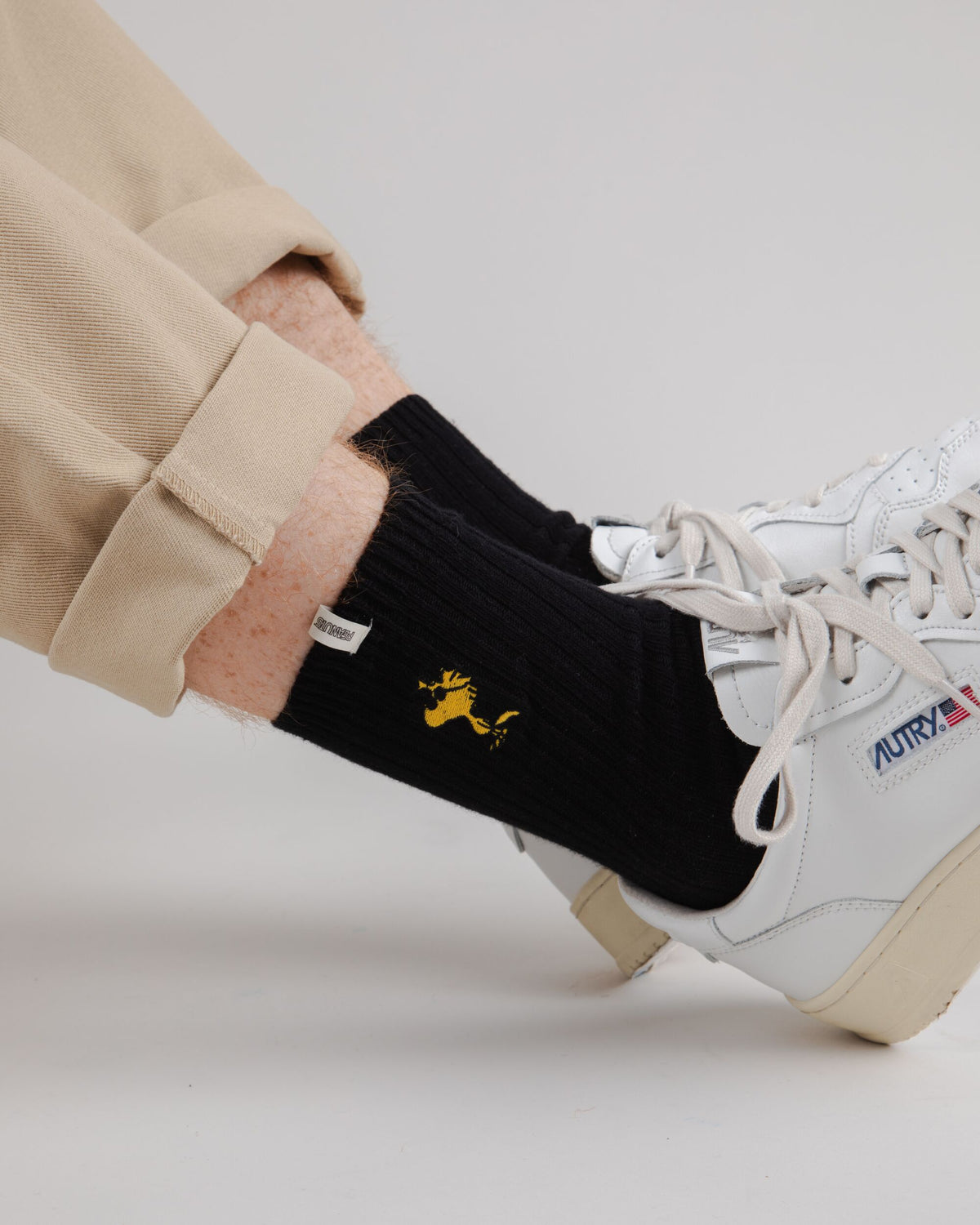 Chaussettes hautes brodées en coton bio | noir "peanuts woodstock ribbed socks black"