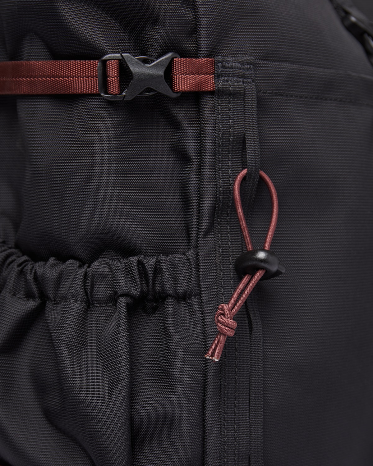 Sac à dos rolltop imperméable en matière recyclée | Noir "forest hike black"