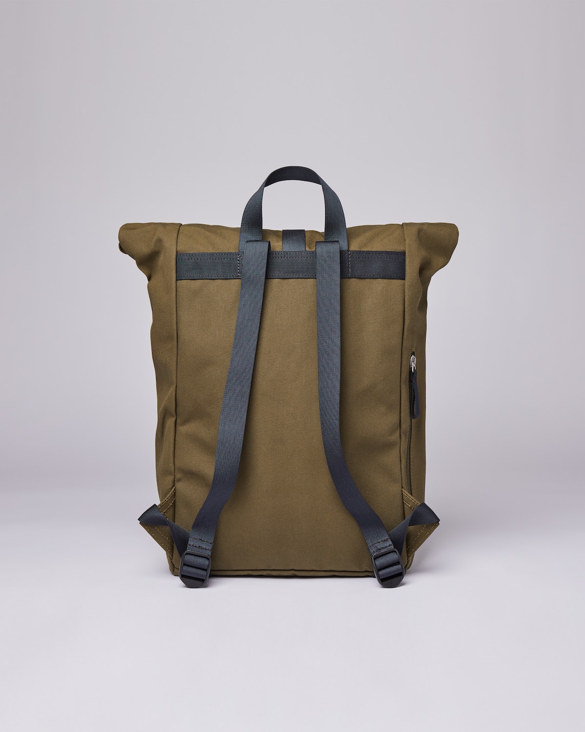 Sac roll-top en coton bio et matière recyclée - kaj olive with navy webbing