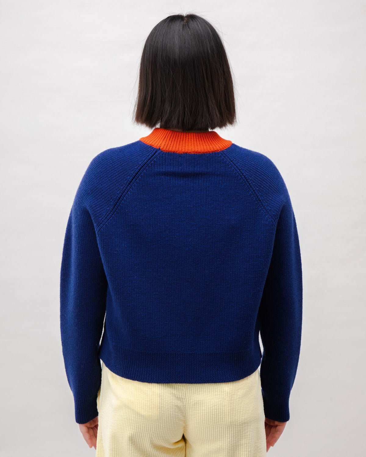Pull court en laine certifiée | bicolore "waterfront cropped wool sweater navy"