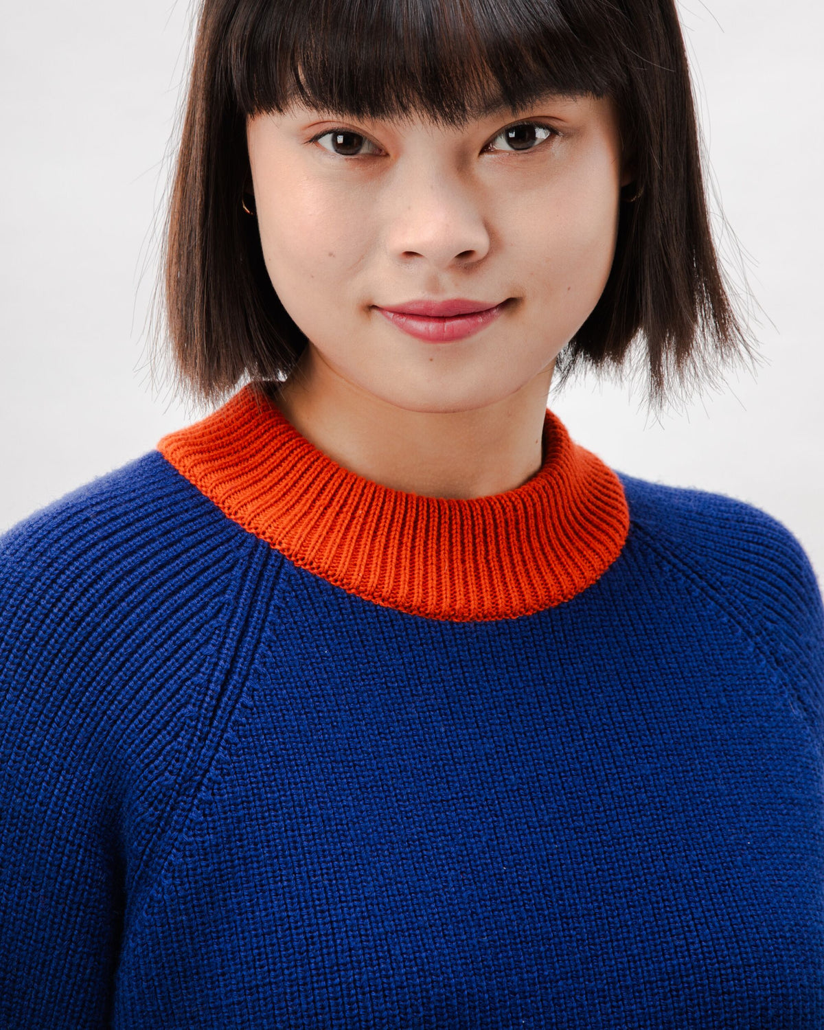 Pull court en laine certifiée | bicolore "waterfront cropped wool sweater navy"