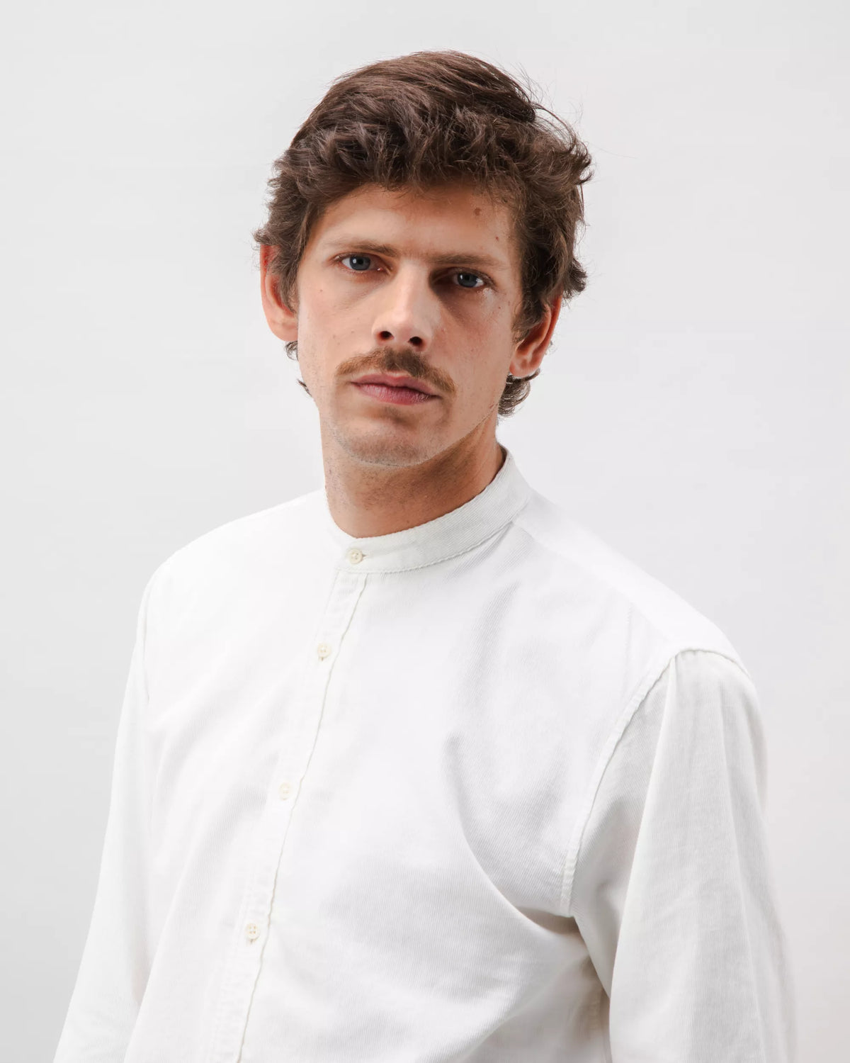 Chemise côtelée col officier en coton bio | blanc "babycord japanese mao cotton shirt ecru"