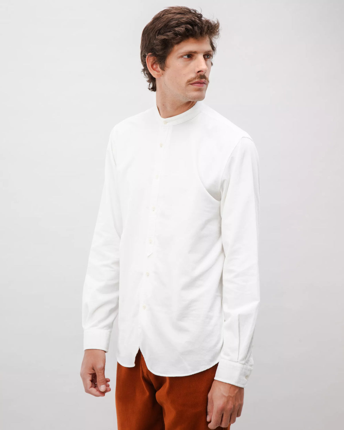 Chemise côtelée col officier en coton bio | blanc "babycord japanese mao cotton shirt ecru"