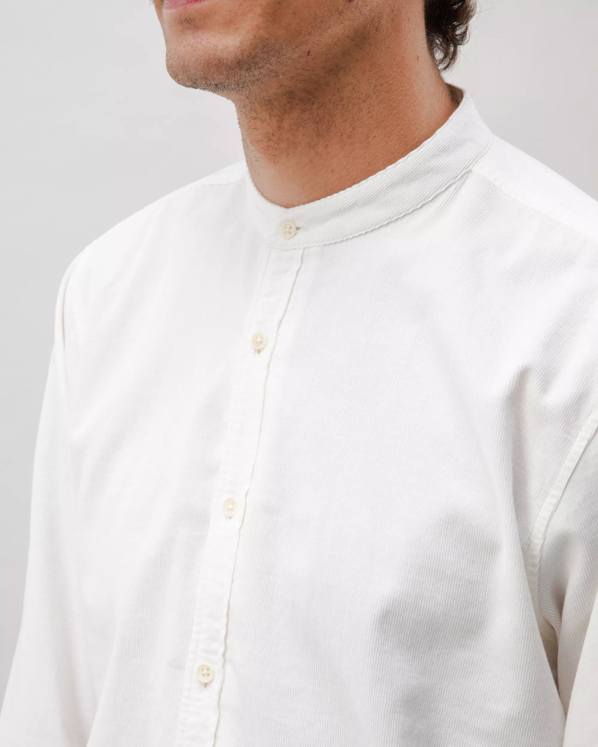 Chemise côtelée col officier en coton bio | blanc "babycord japanese mao cotton shirt ecru"