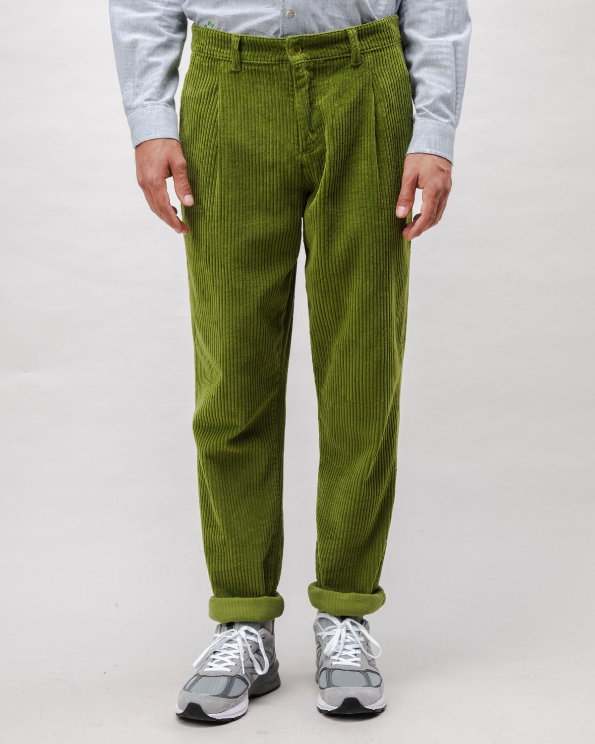 Pantalon droit en coton biologique | vert "corduroy pleated chino pants green - green"
