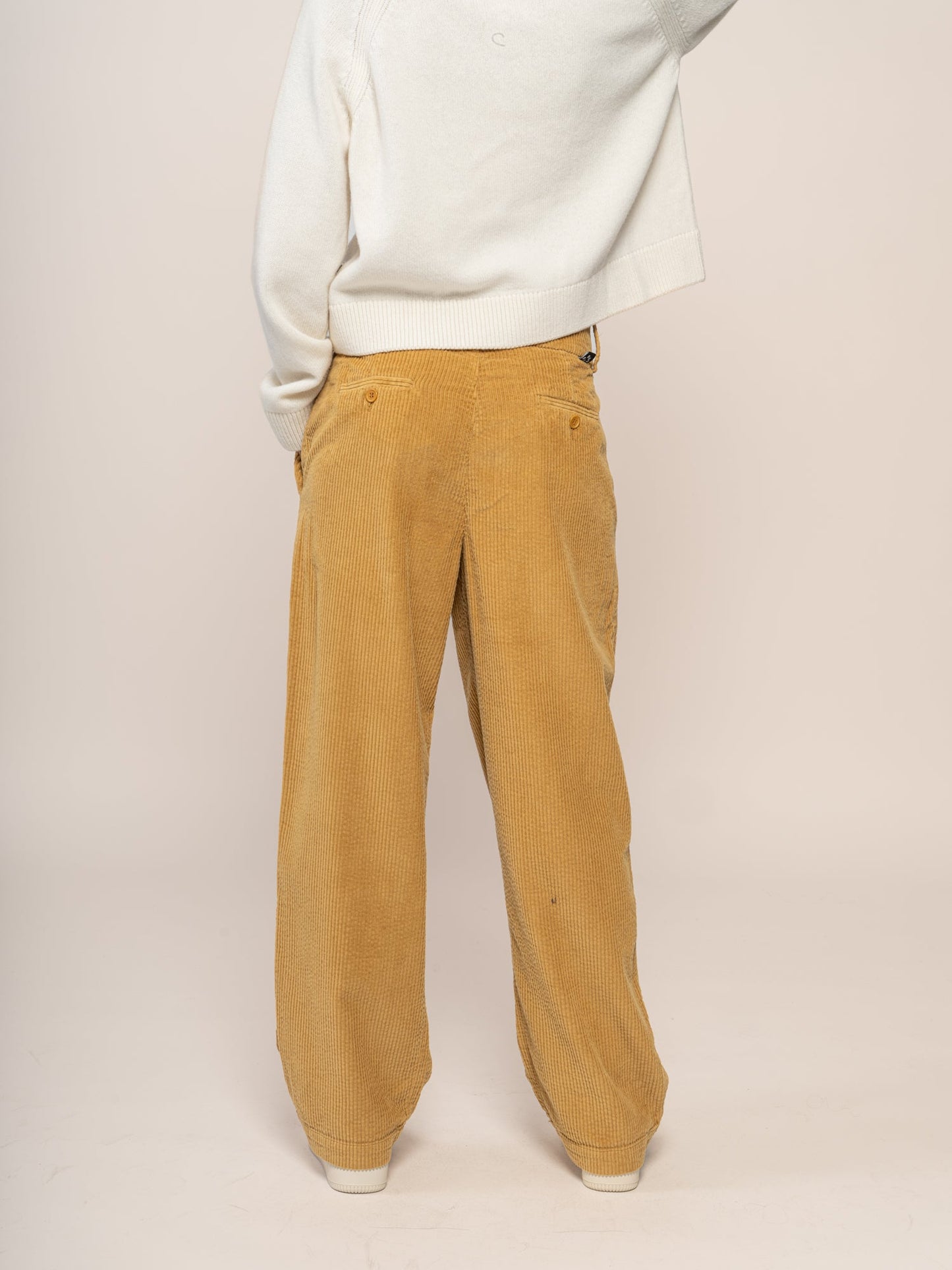 Pantalon pinces droit velours en coton bio | camel "corduroy pleated pants"