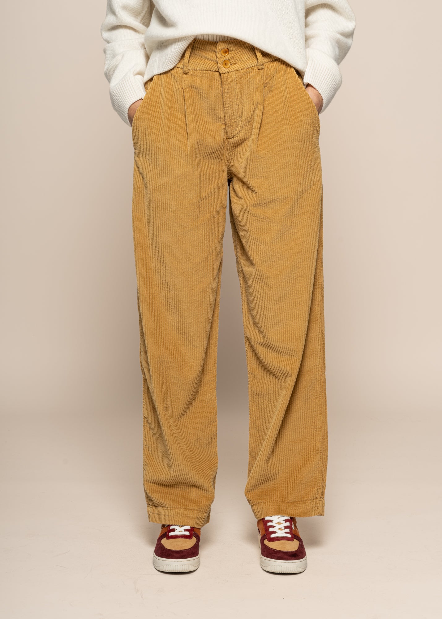 Pantalon pinces droit velours en coton bio | camel "corduroy pleated pants"
