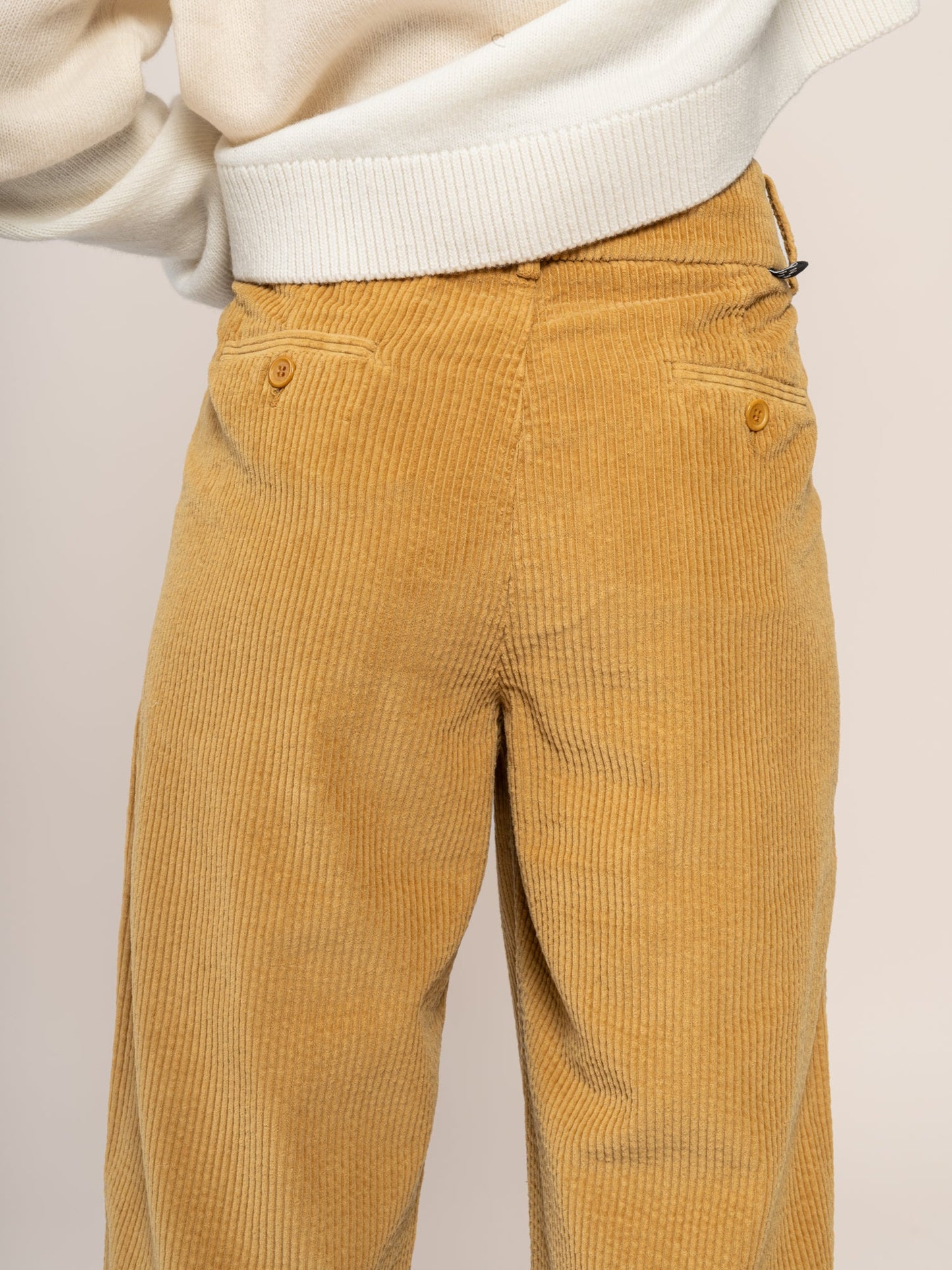 Pantalon pinces droit velours en coton bio | camel "corduroy pleated pants"