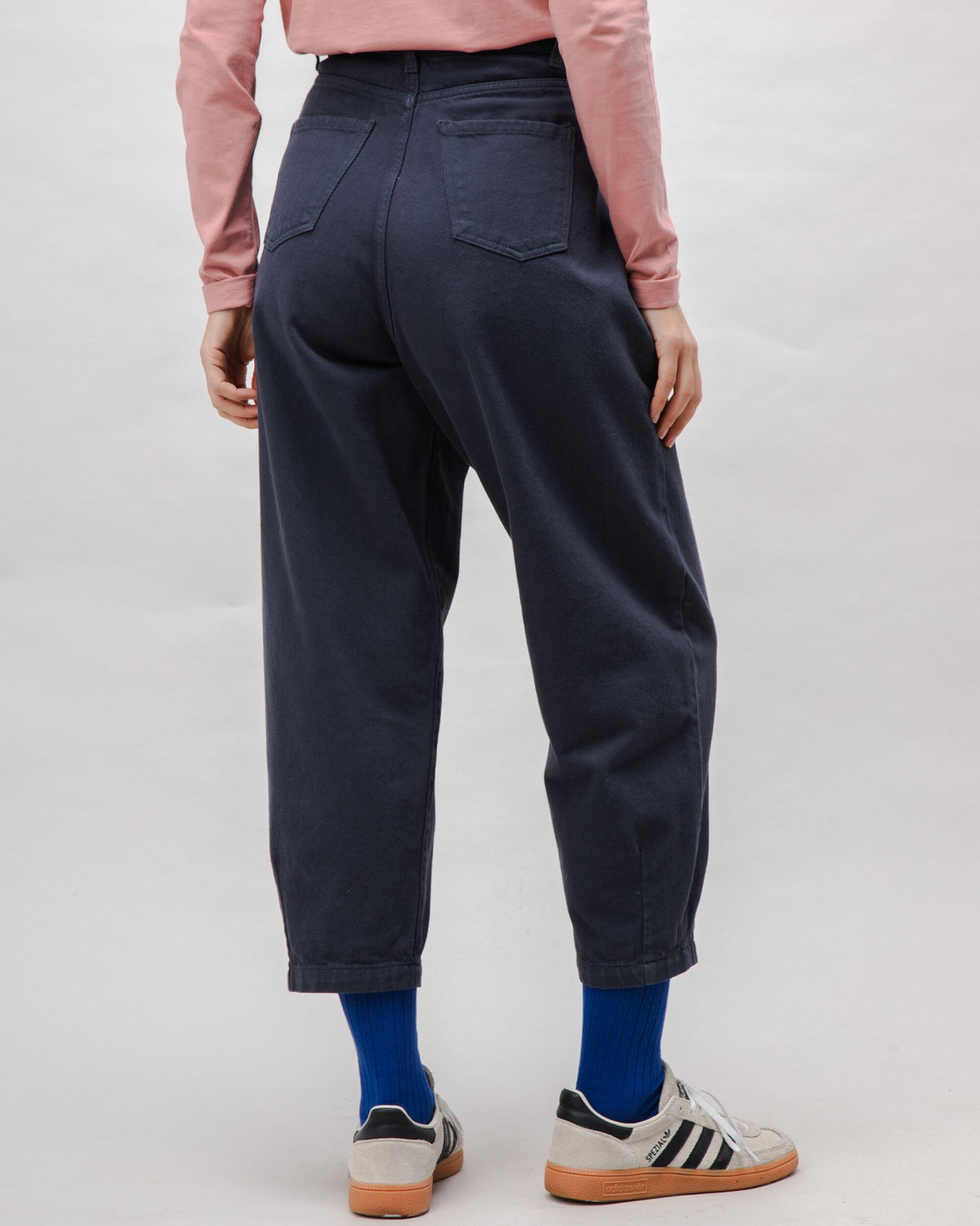 Pantalon à pinces en coton biologique | gris "pegged cotton twill pants"