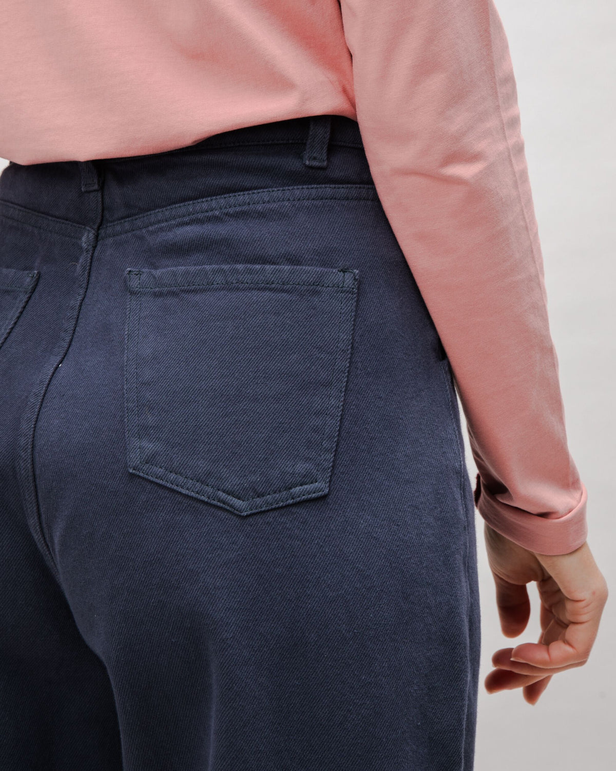 Pantalon à pinces en coton biologique | gris "pegged cotton twill pants"