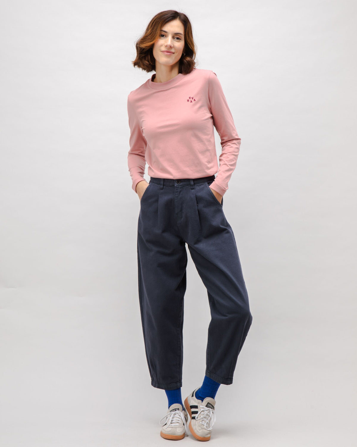Pantalon à pinces en coton biologique | gris "pegged cotton twill pants"