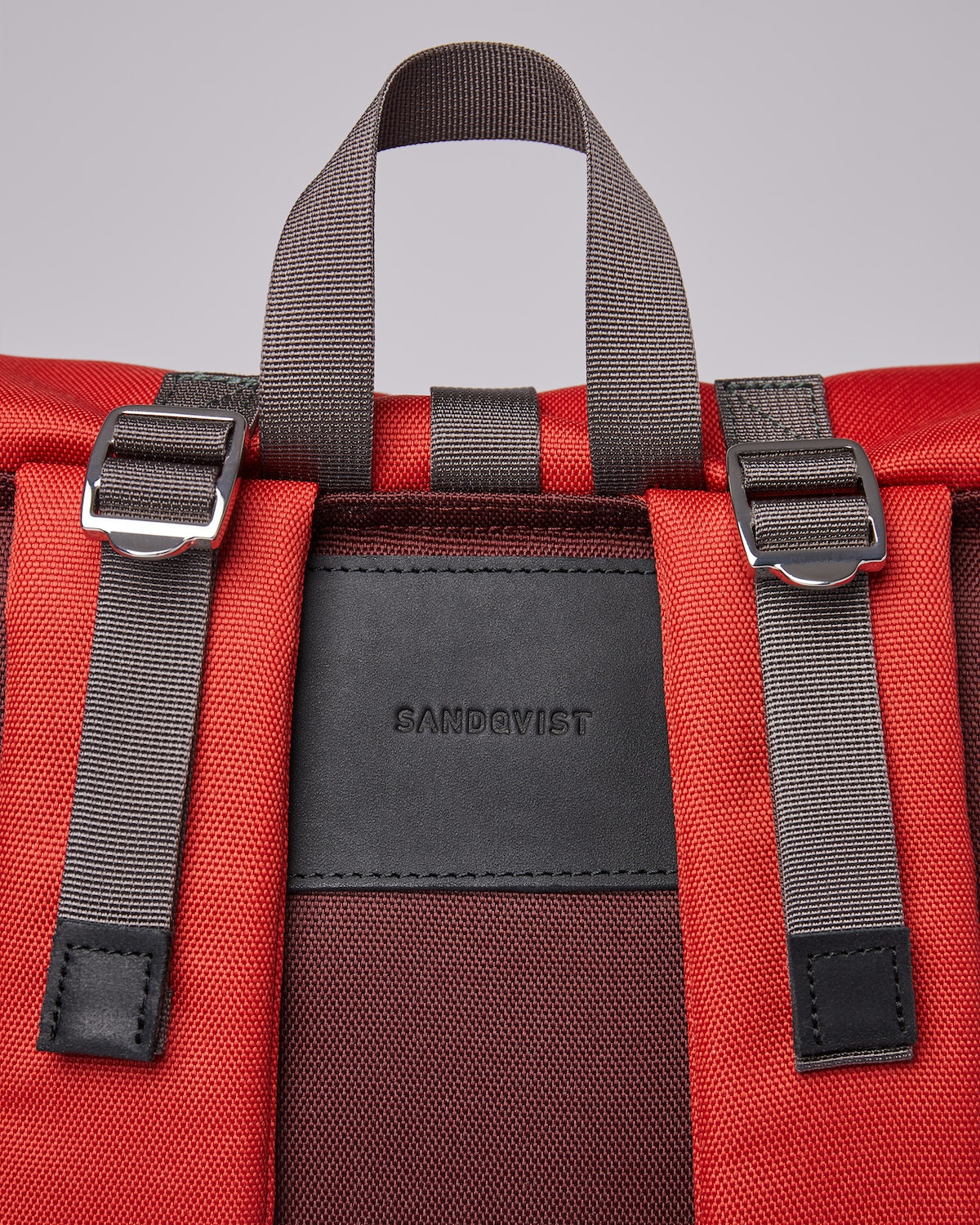 Sac à dos rolltop en matière recyclée | Bicolore "bernt multi moss red with black leather"